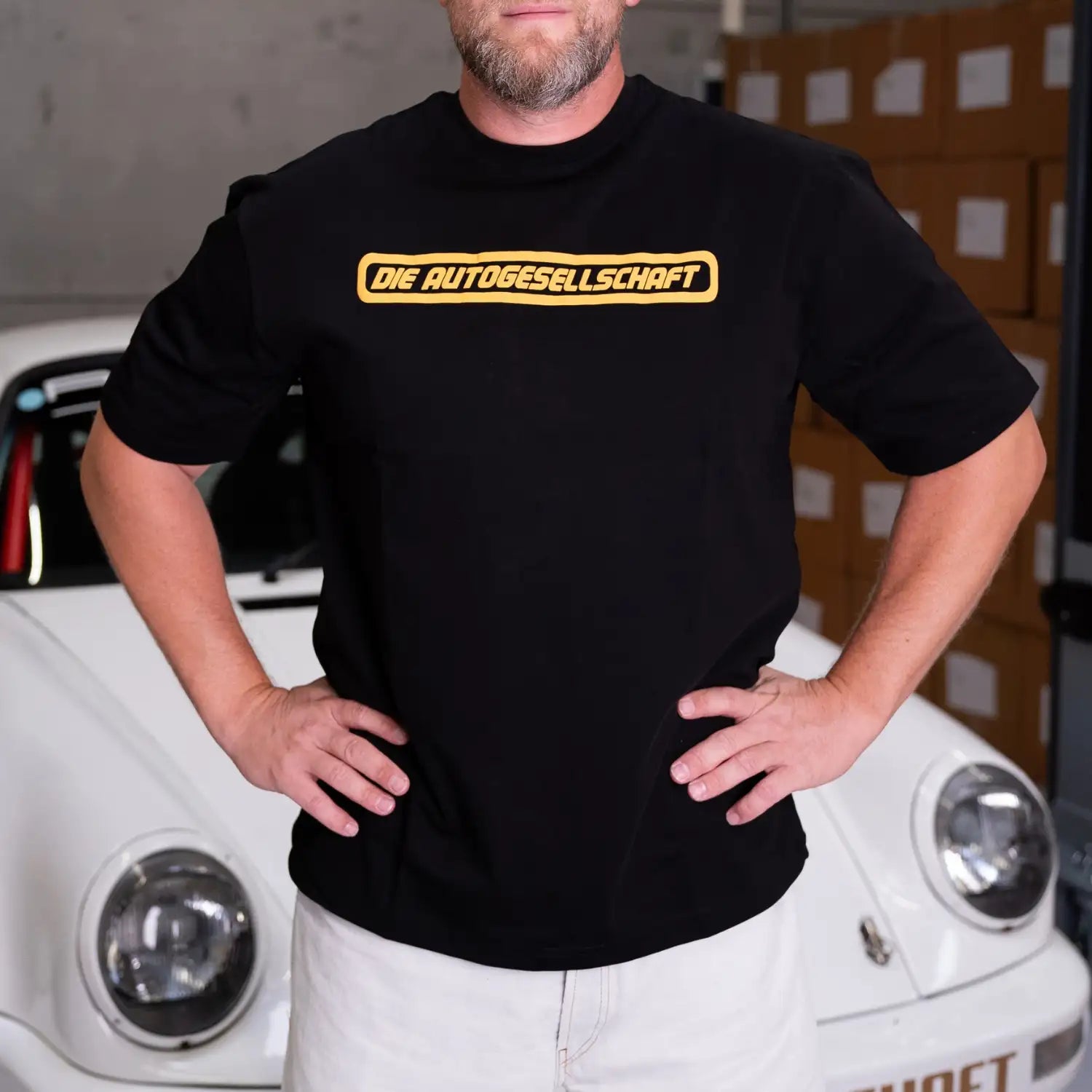Auto-Gesellschaft Dresden Oversize T-Shirt Schwarz – Frontansicht am Model mit gelbem Frontschriftzug